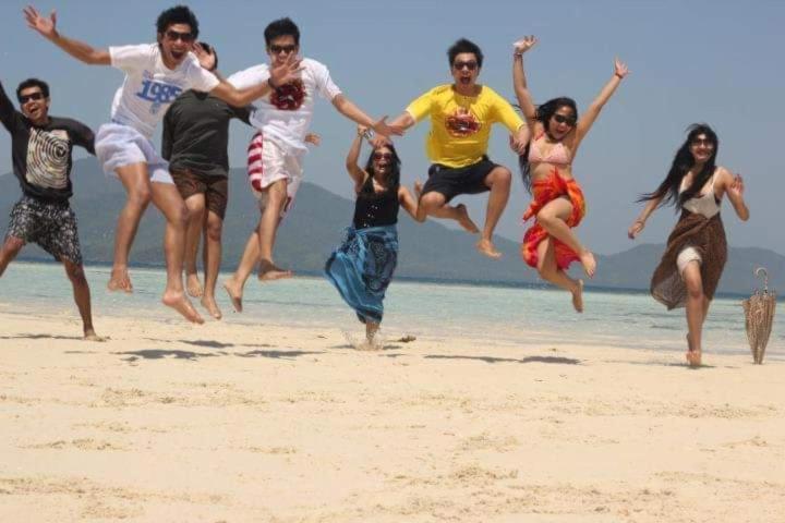 sana sini Karimunjawa Hostel Luaran gambar
