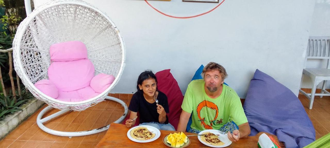 sana sini Karimunjawa Hostel Luaran gambar