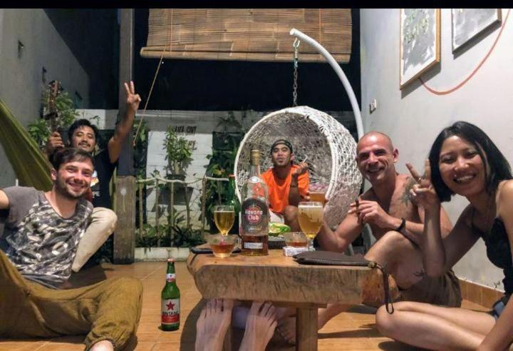 sana sini Karimunjawa Hostel Luaran gambar