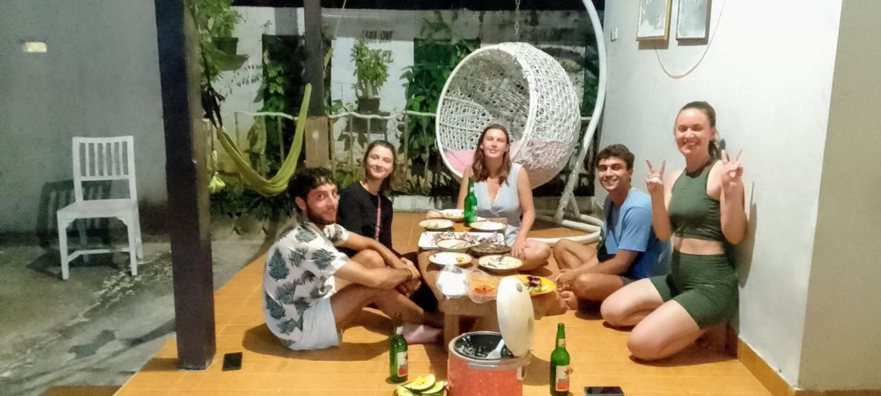 sana sini Karimunjawa Hostel Luaran gambar
