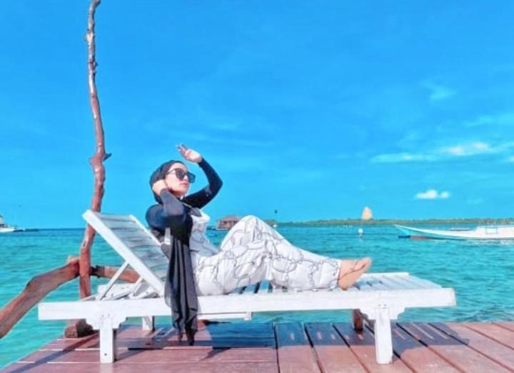 sana sini Karimunjawa Hostel Luaran gambar