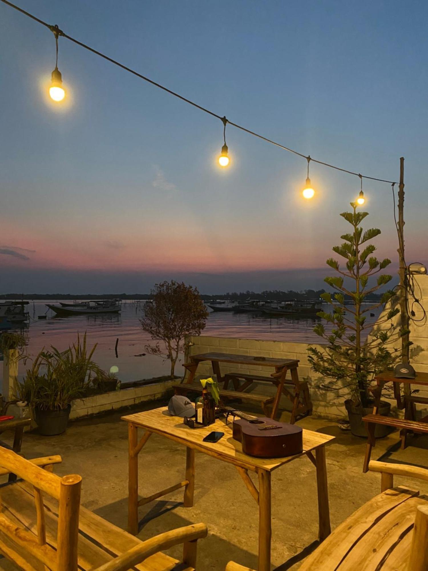 sana sini Karimunjawa Hostel Luaran gambar