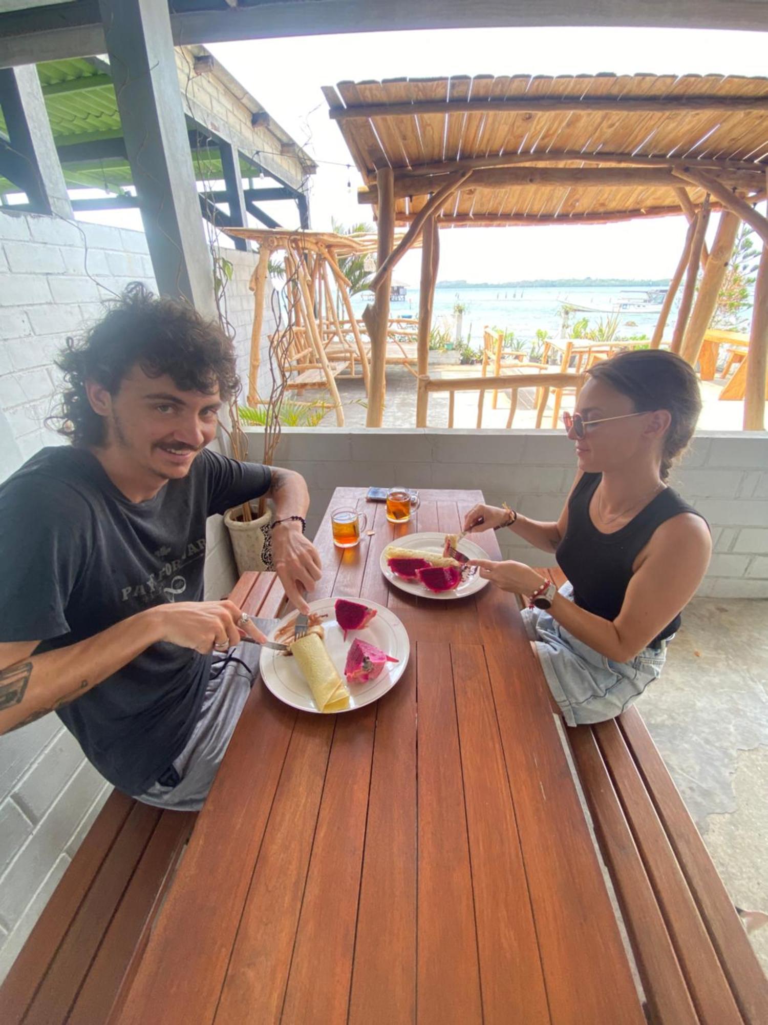 sana sini Karimunjawa Hostel Luaran gambar