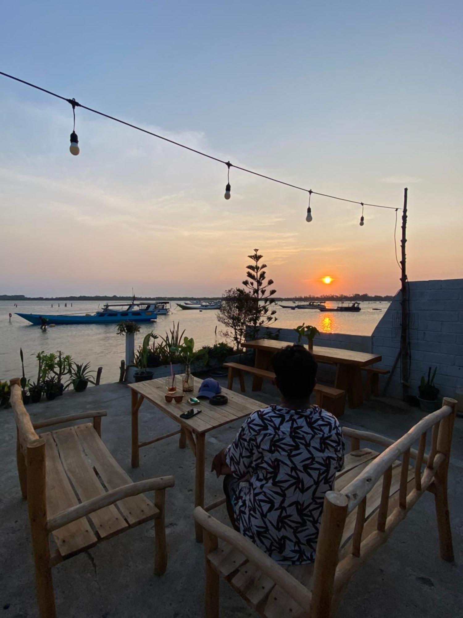sana sini Karimunjawa Hostel Luaran gambar