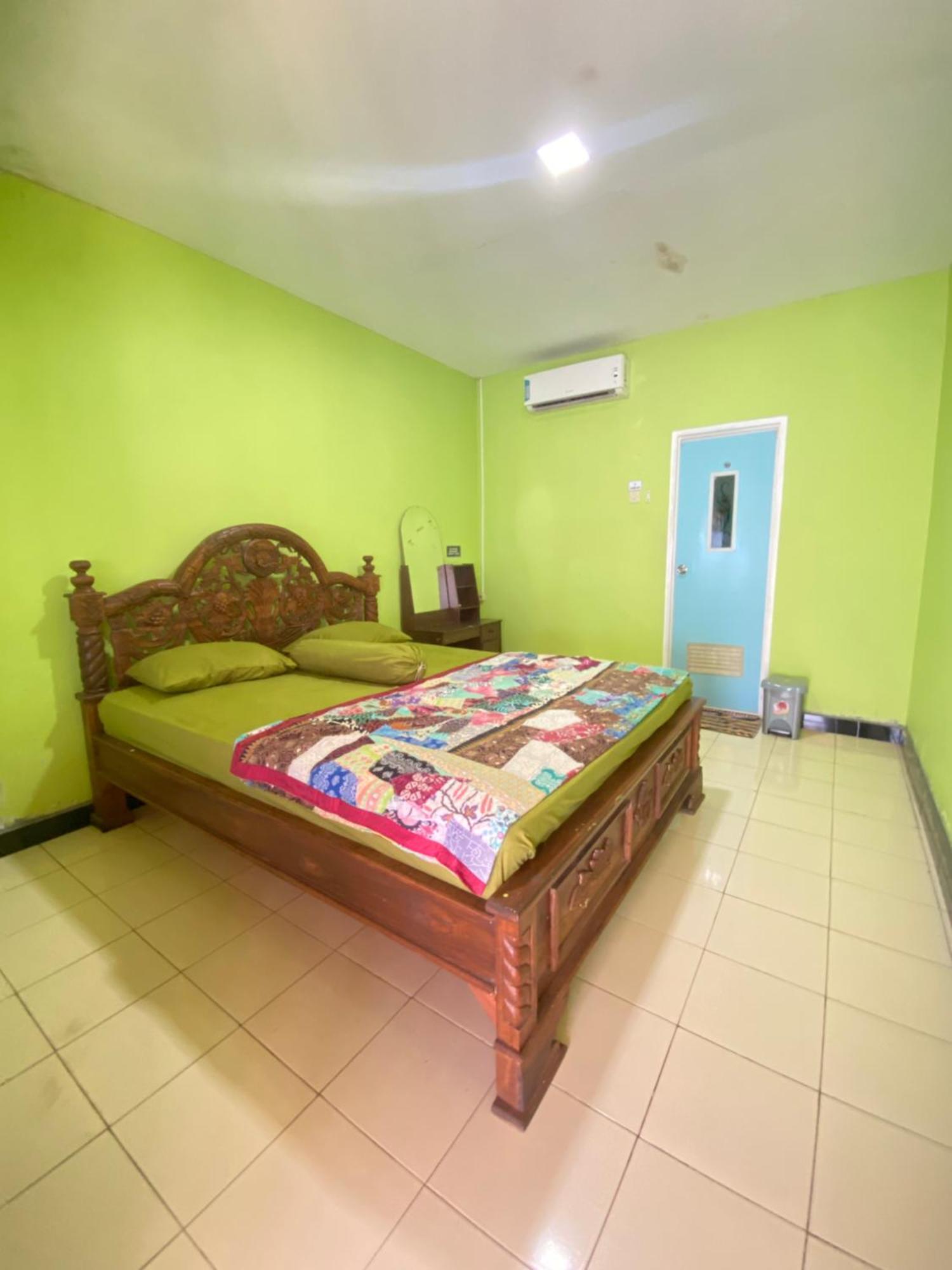 sana sini Karimunjawa Hostel Luaran gambar