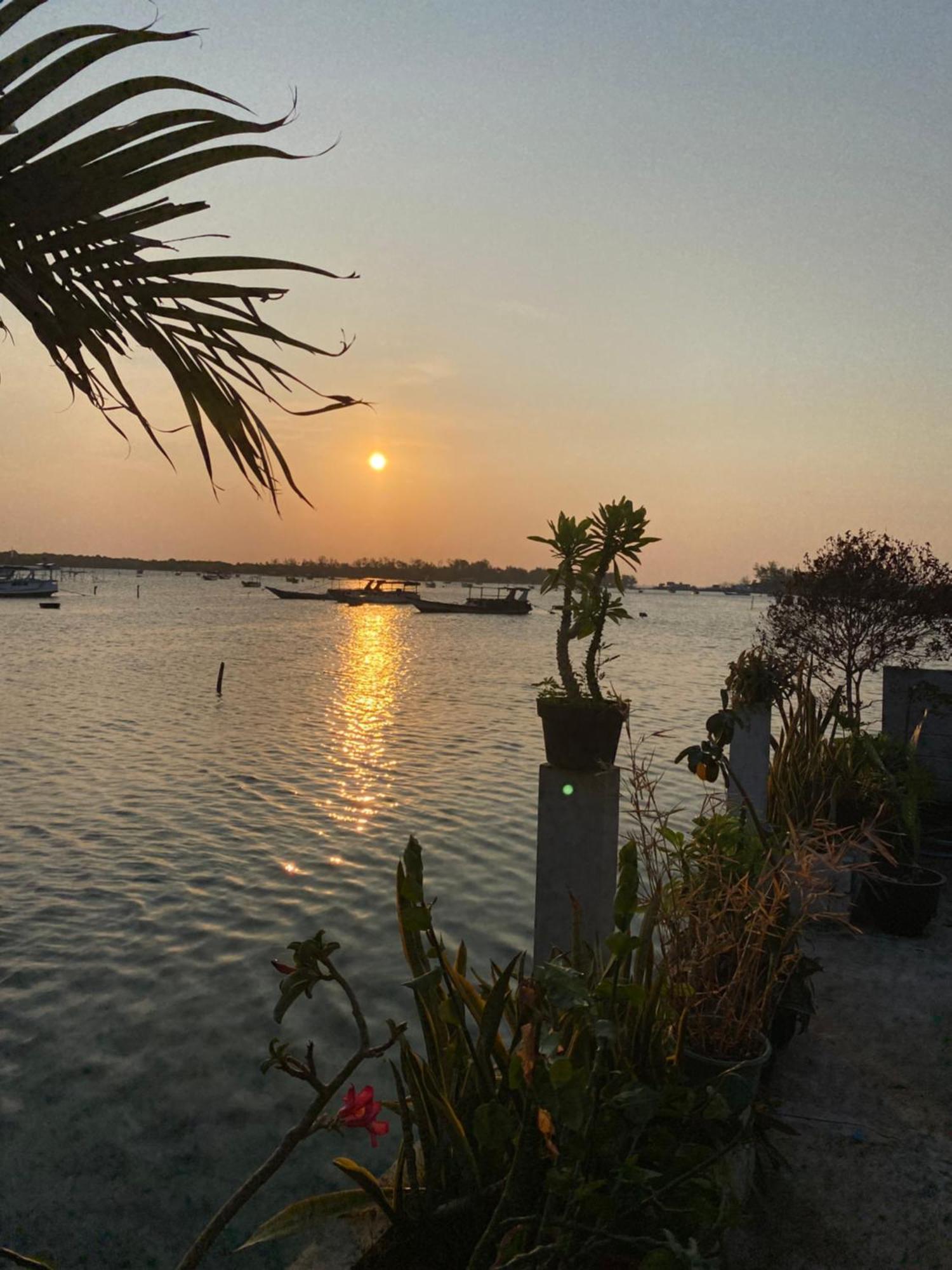 sana sini Karimunjawa Hostel Luaran gambar