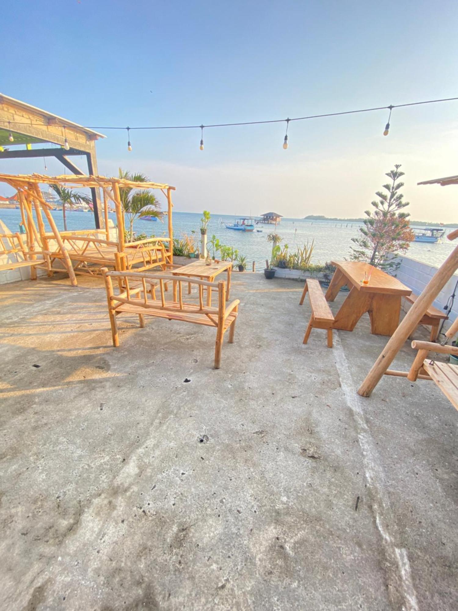 sana sini Karimunjawa Hostel Luaran gambar