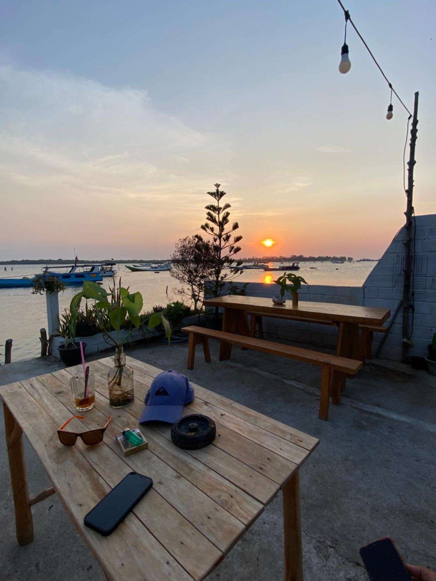 sana sini Karimunjawa Hostel Luaran gambar