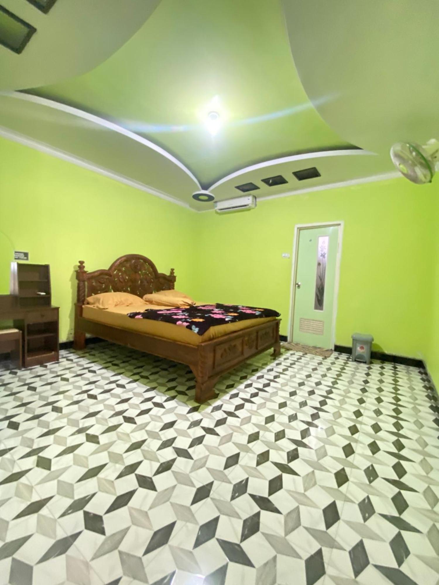 sana sini Karimunjawa Hostel Luaran gambar