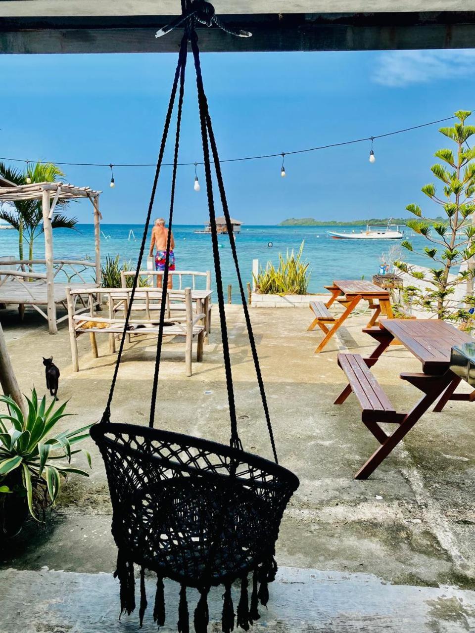 sana sini Karimunjawa Hostel Luaran gambar
